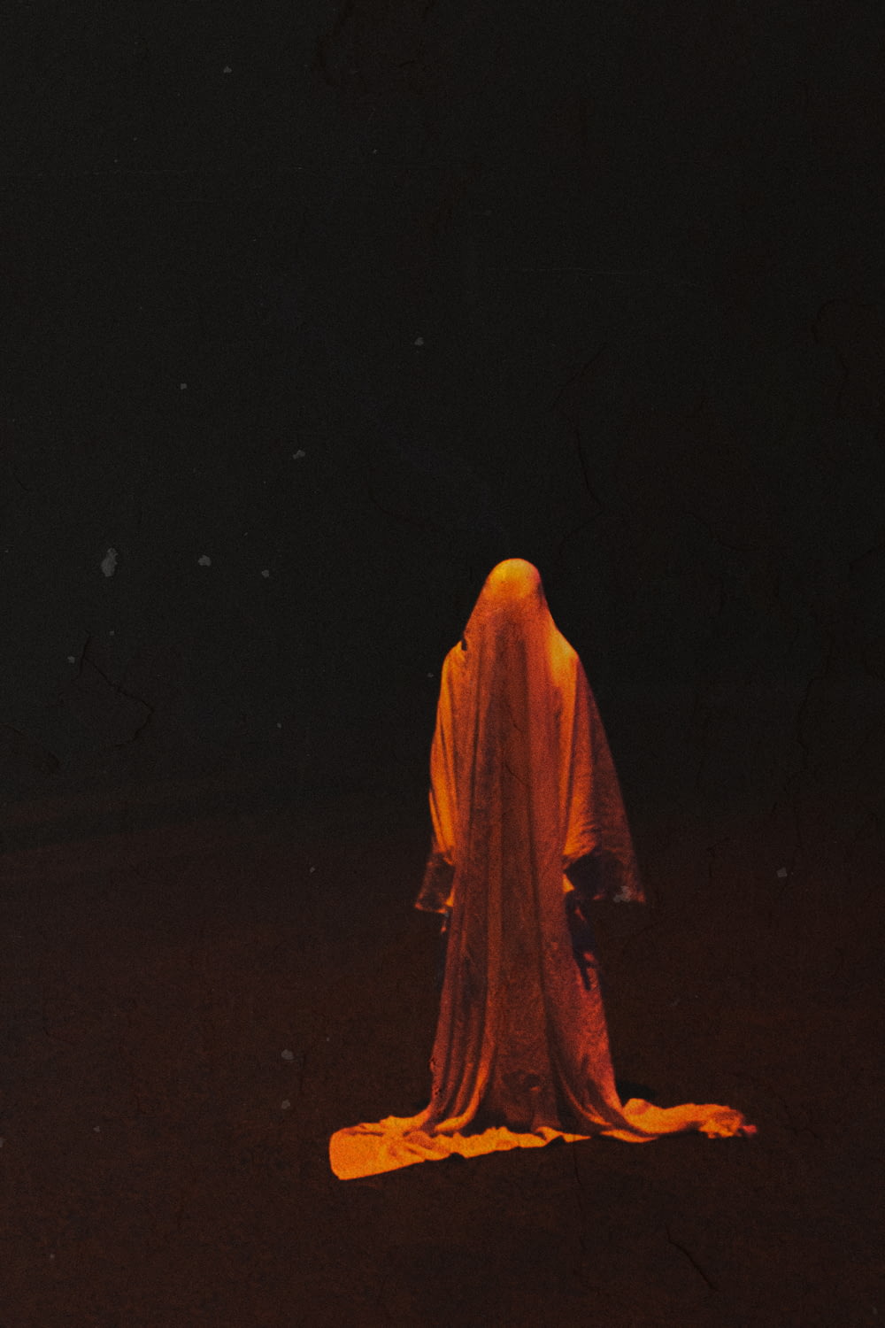 mulher no hijab marrom em pé na superfície preta