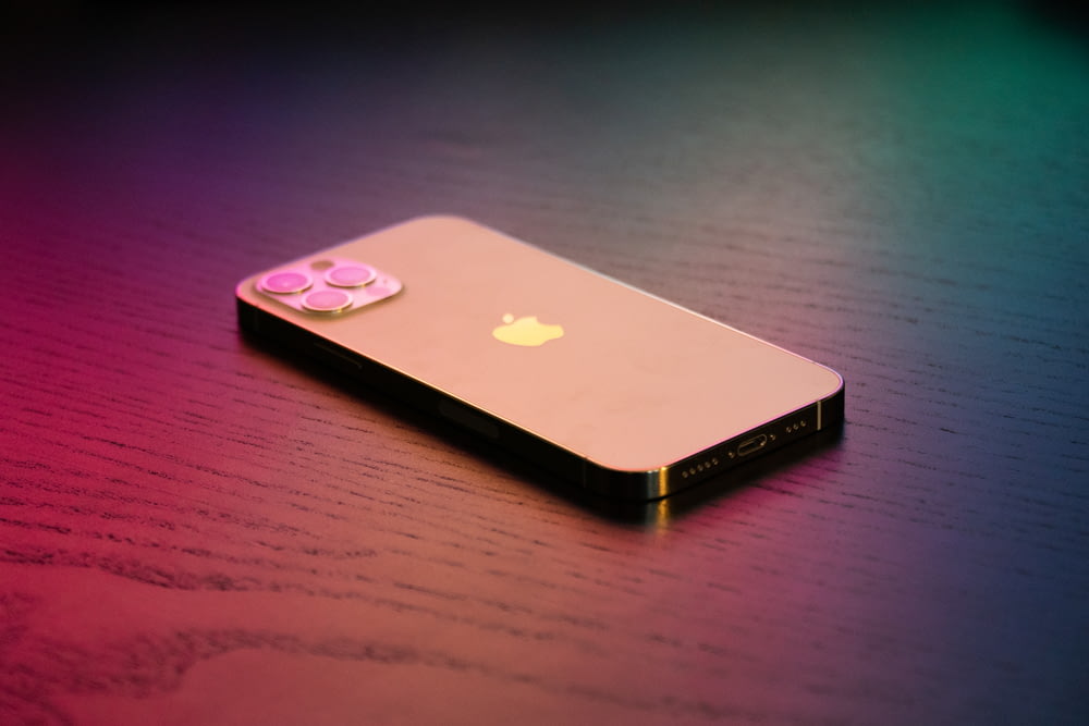 iPhone 5S argenté sur table en bois marron