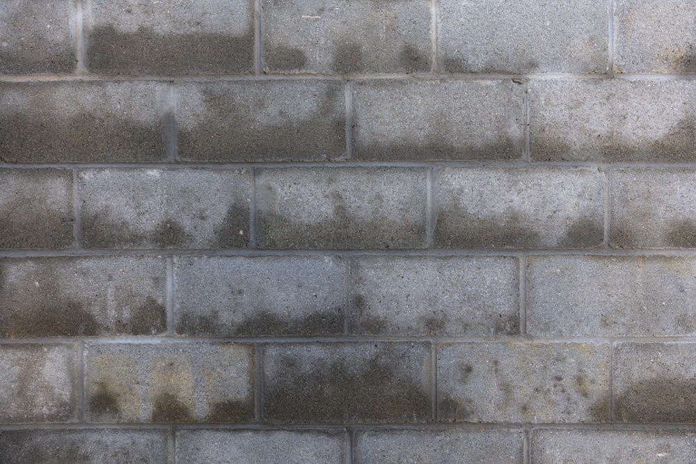 mur de briques brunes et grises