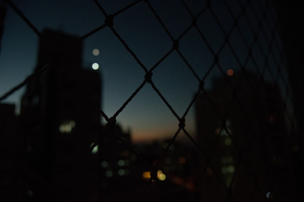 recinzione metallica nera durante la notte