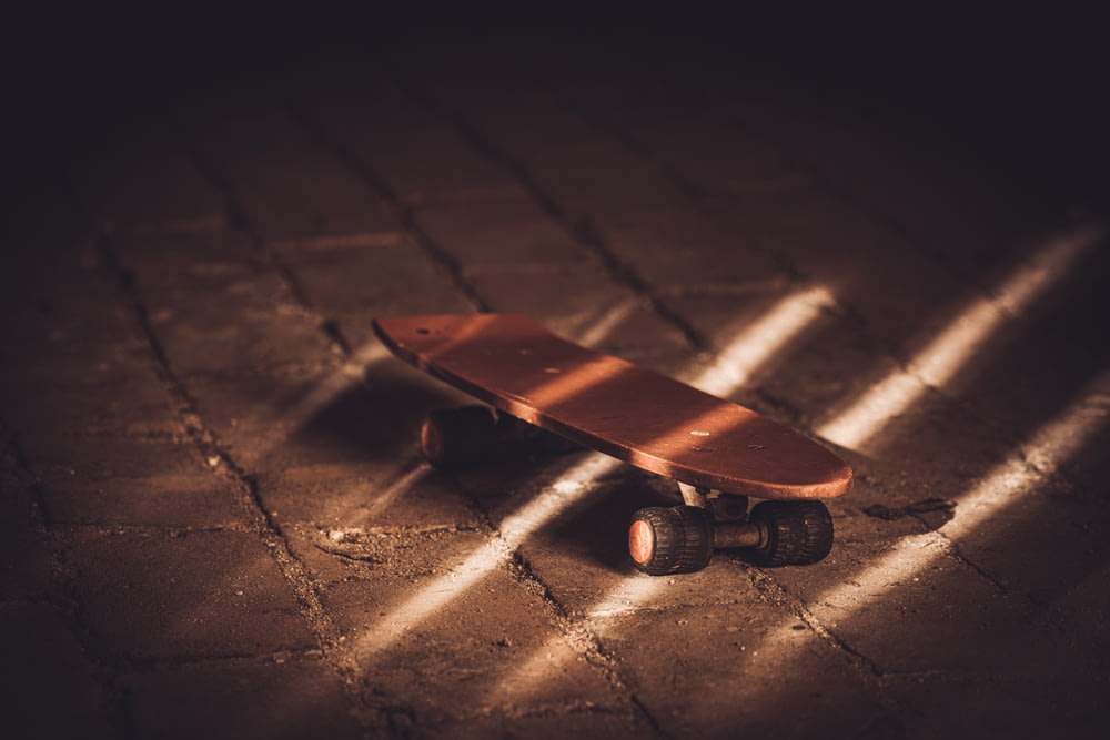 skate marrom no piso marrom do concreto