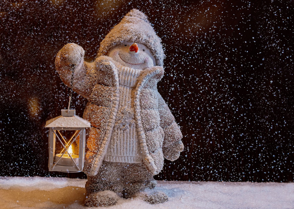 boneco de neve com lenço branco e chapéu branco de boneco de neve