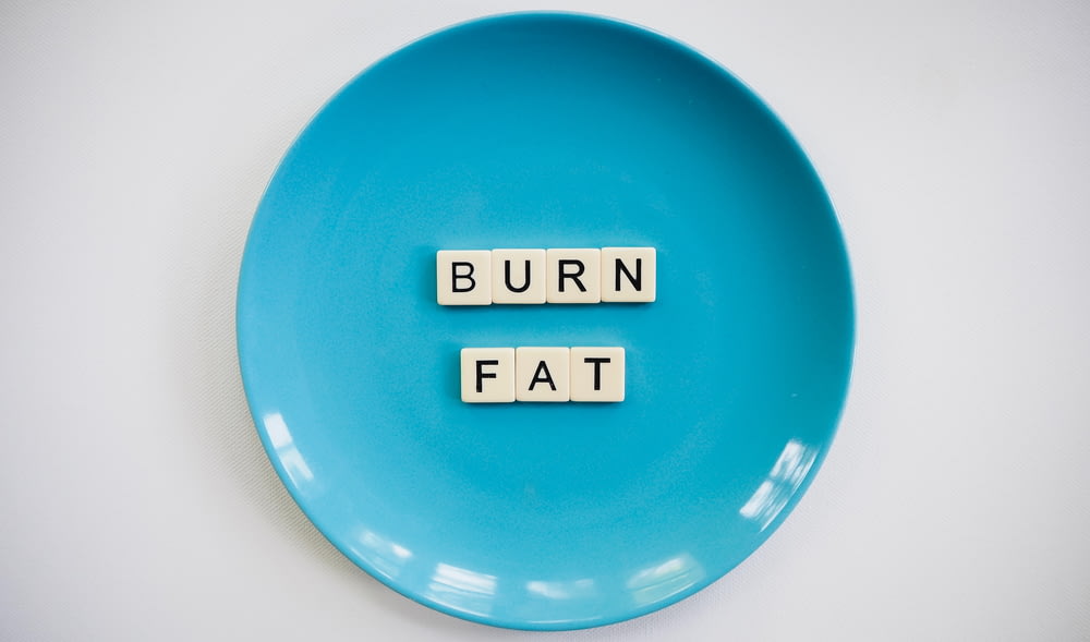 a blue plate with the words burn fat spelled on it