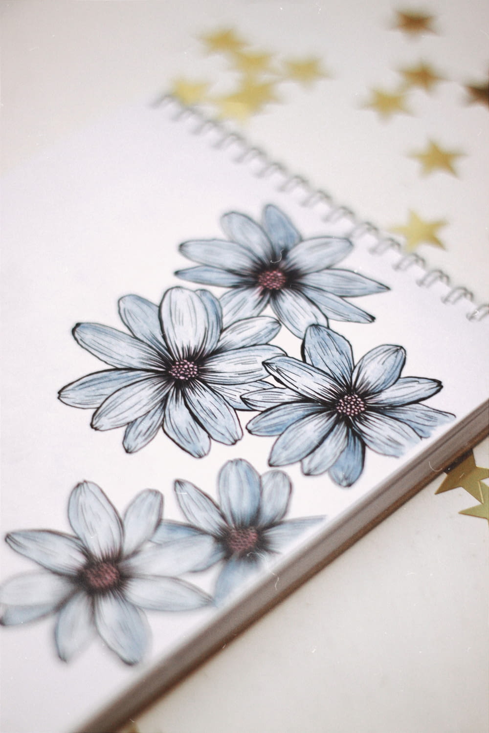 Ilustración de flores azules y blancas