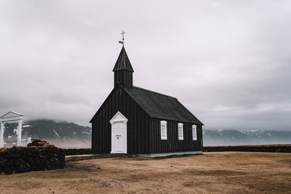 회색 구름 아래 회색과 검은 교회