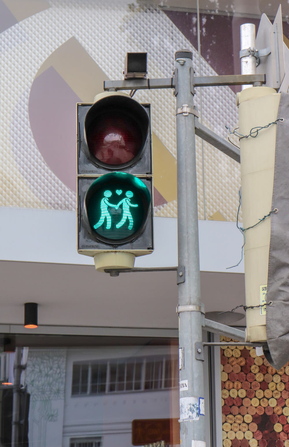 semáforo preto em luz verde