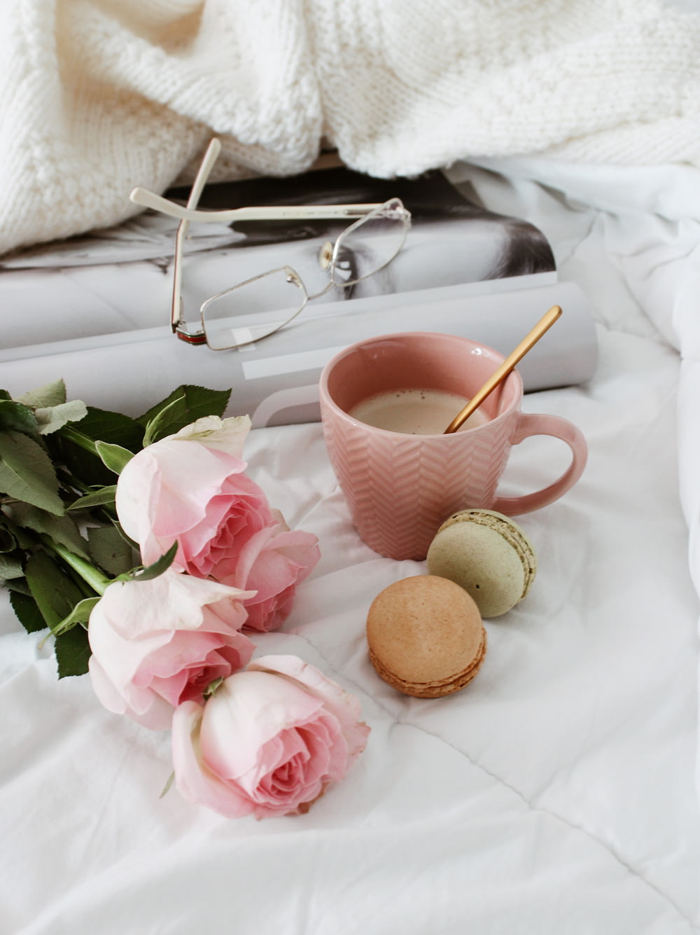rosa und weiße Keramik-Teetasse auf weißem Textil