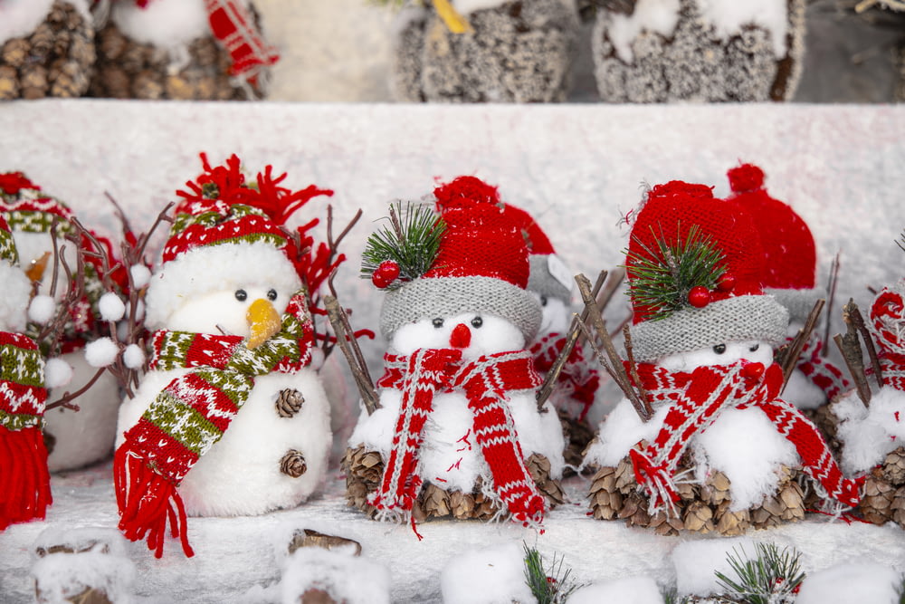 Muñeco de nieve blanco con bolas de Navidad rojas y verdes