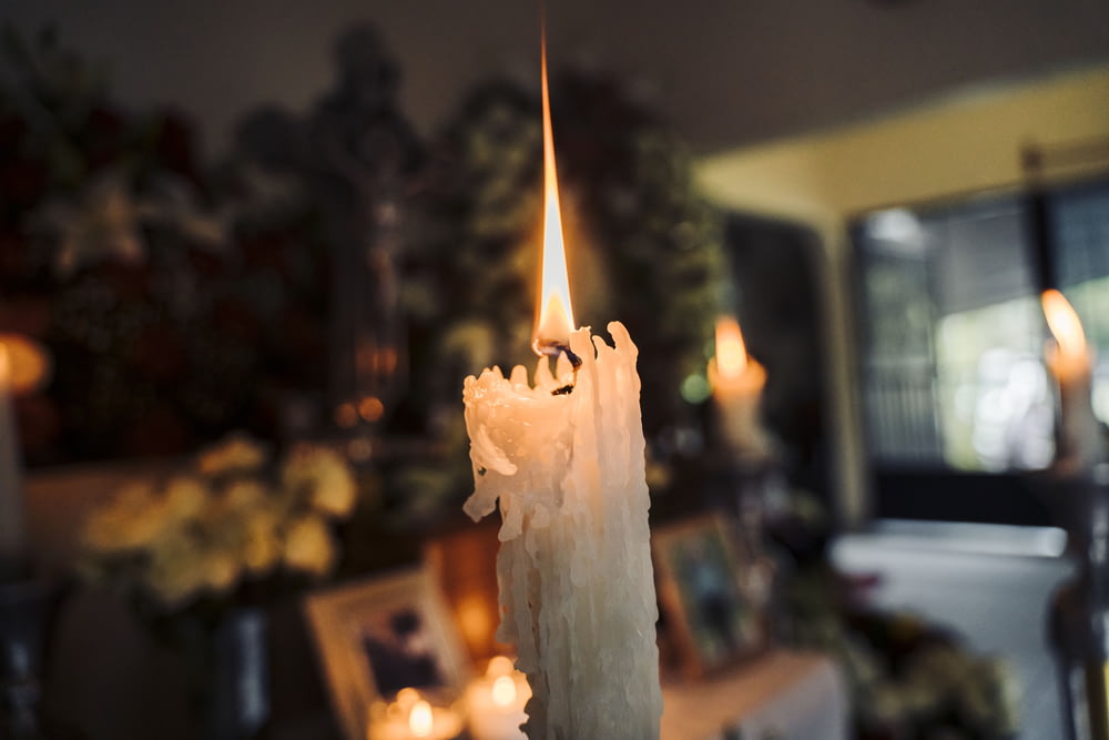 candela bianca in una stanza