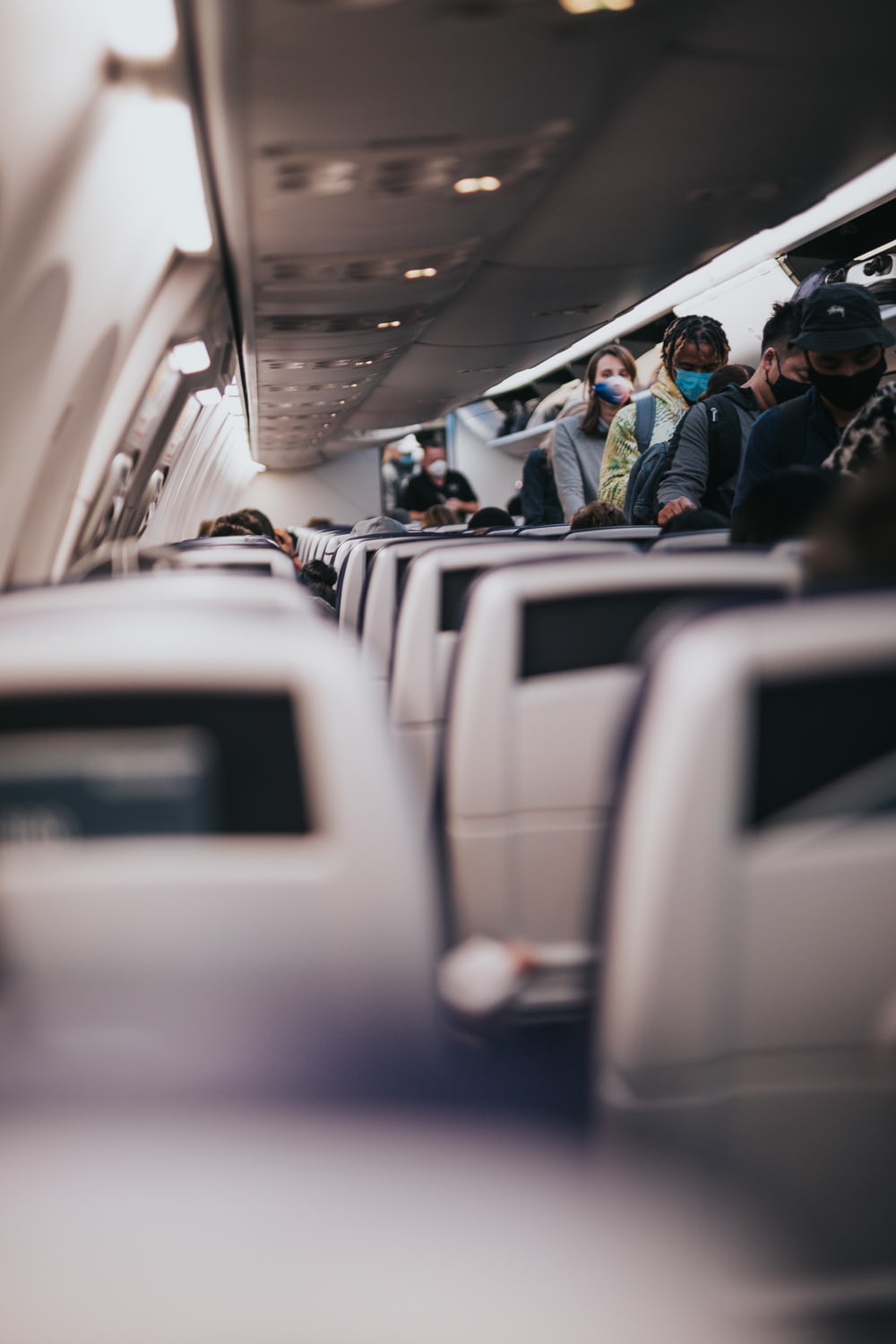 Personas sentadas en asientos de avión