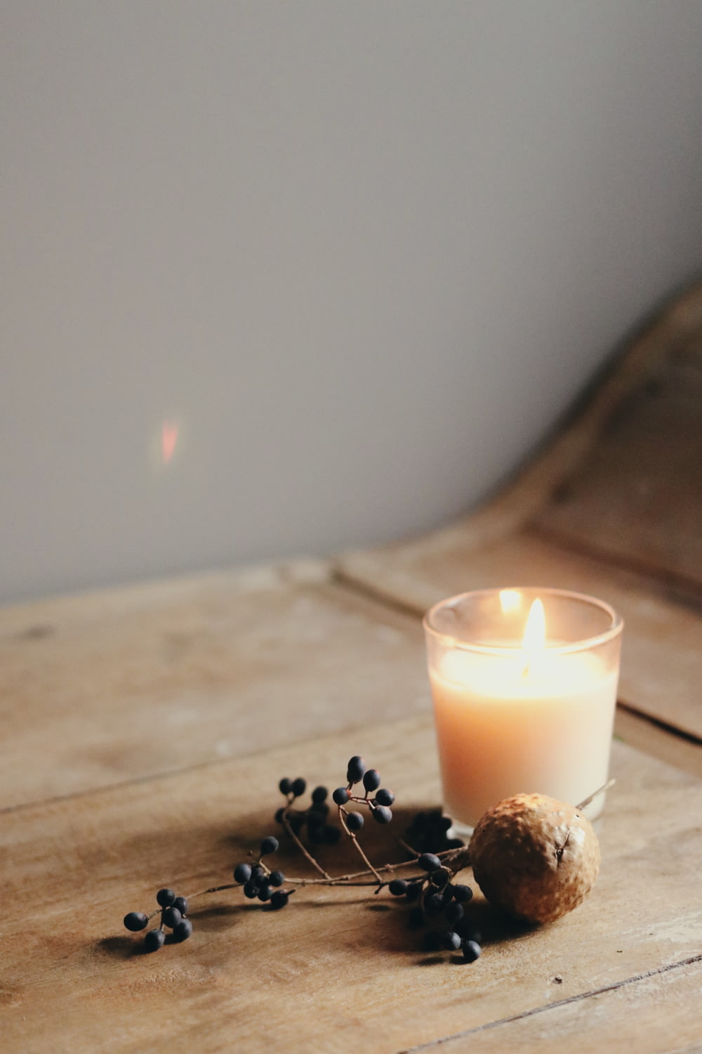 candela bianca su tavolo di legno marrone
