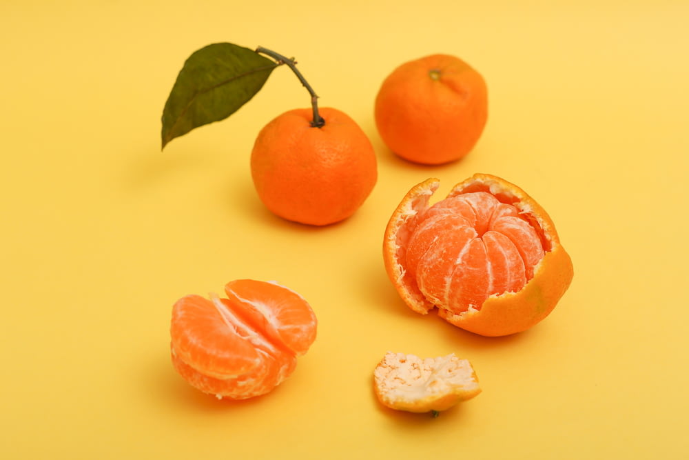 fruta laranja fatiada ao lado de queijo branco