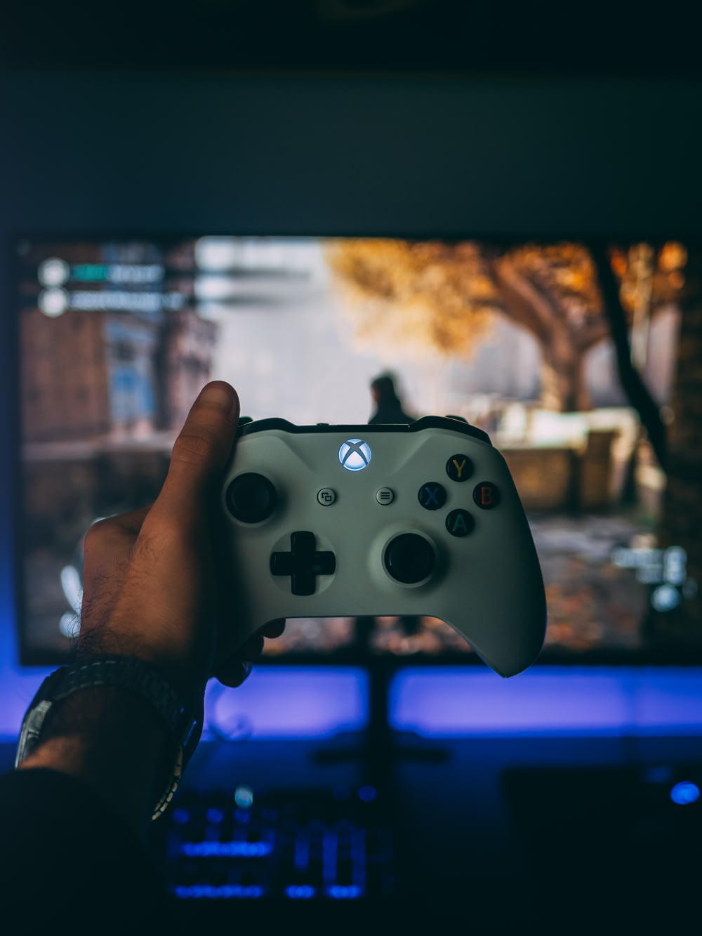 Personne tenant une manette Xbox One blanche