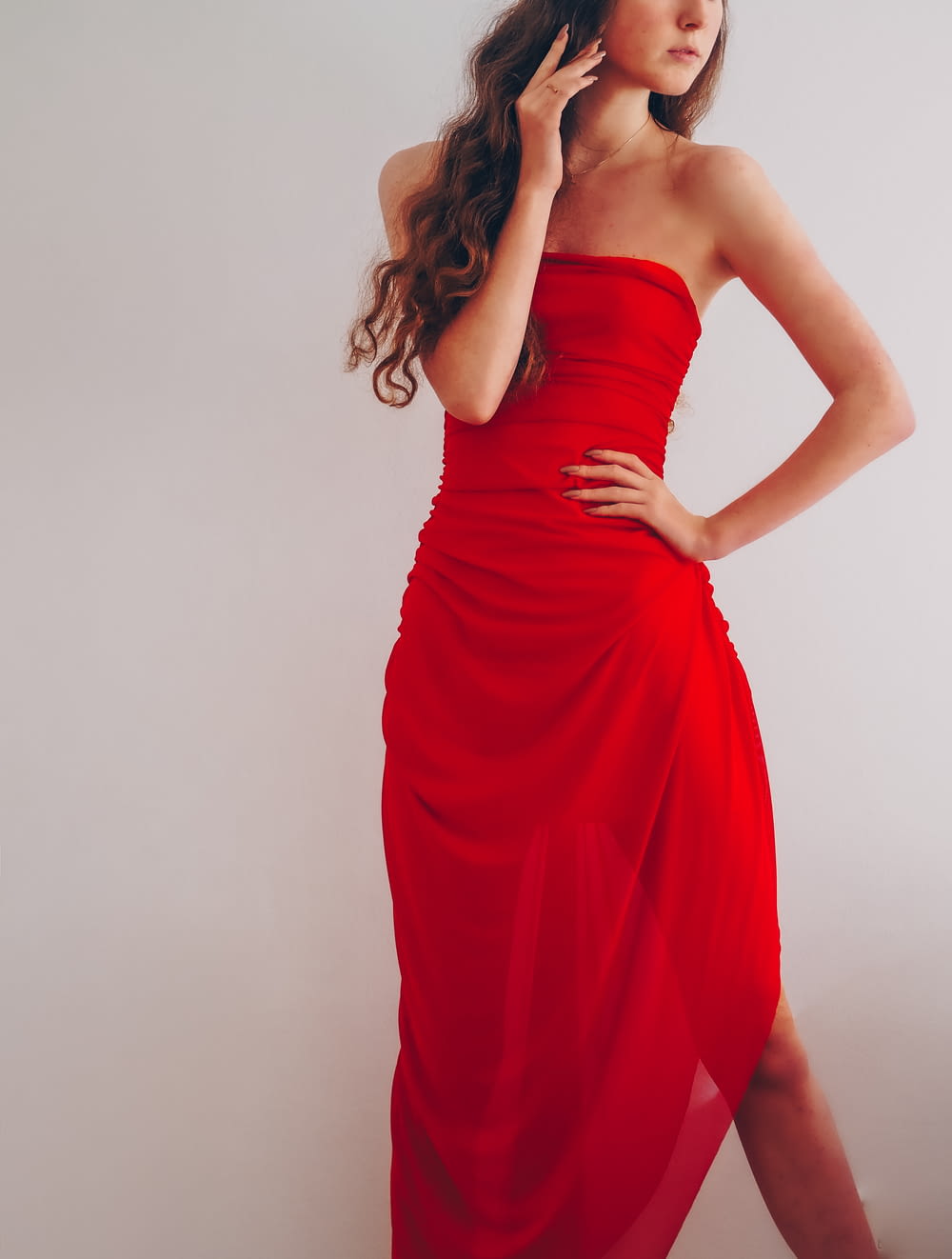 donna in abito rosso a tubo