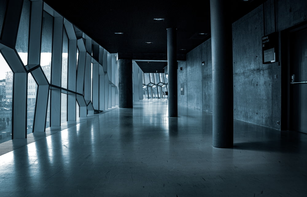 Foto in scala di grigi del corridoio con luce