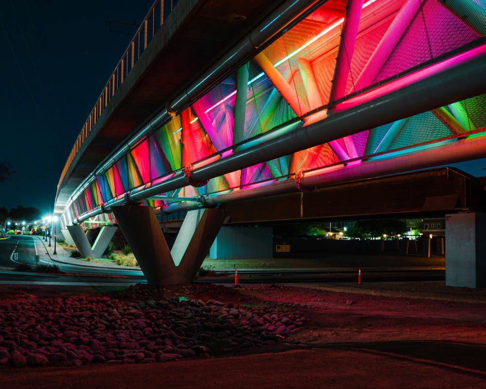 rot und grün beleuchtete Brücke während der Nachtzeit