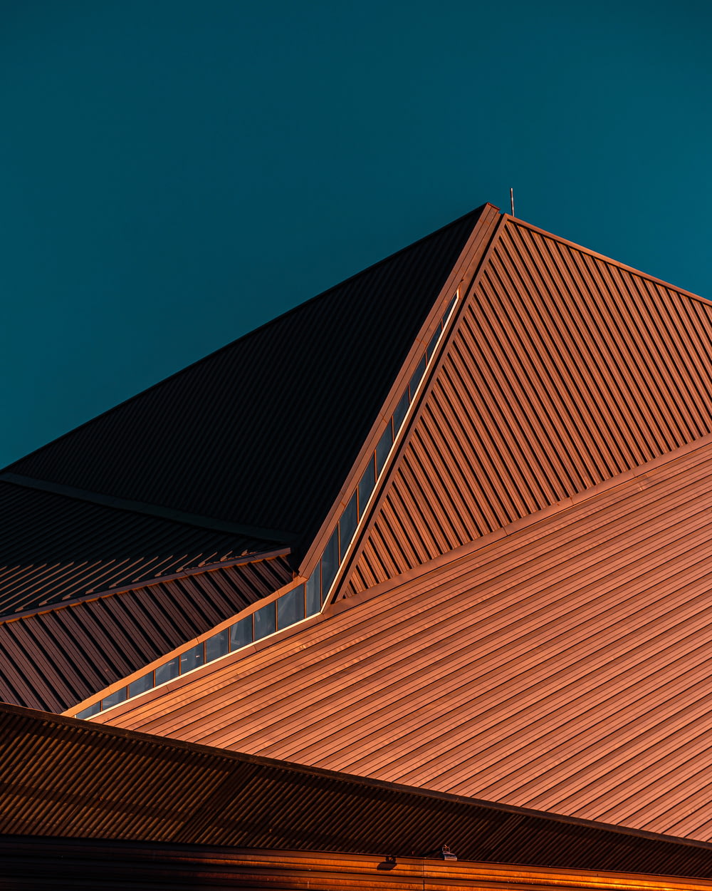 Edificio de hormigón marrón bajo el cielo azul durante el día