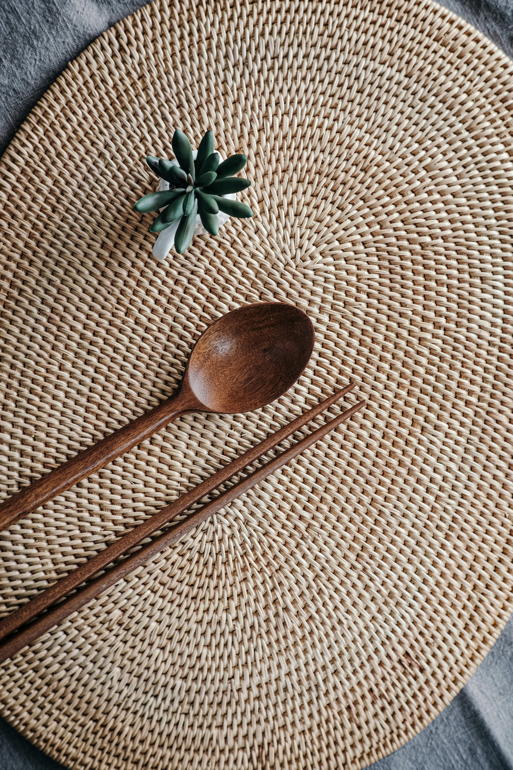 cucchiaio di legno marrone su tessuto marrone e bianco