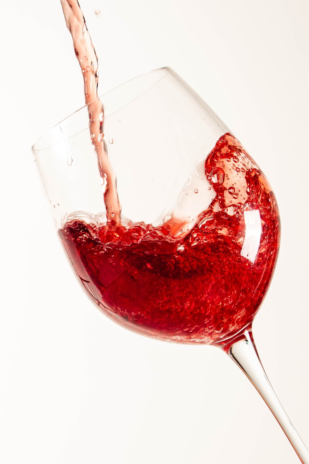 vin rouge dans un verre à vin transparent