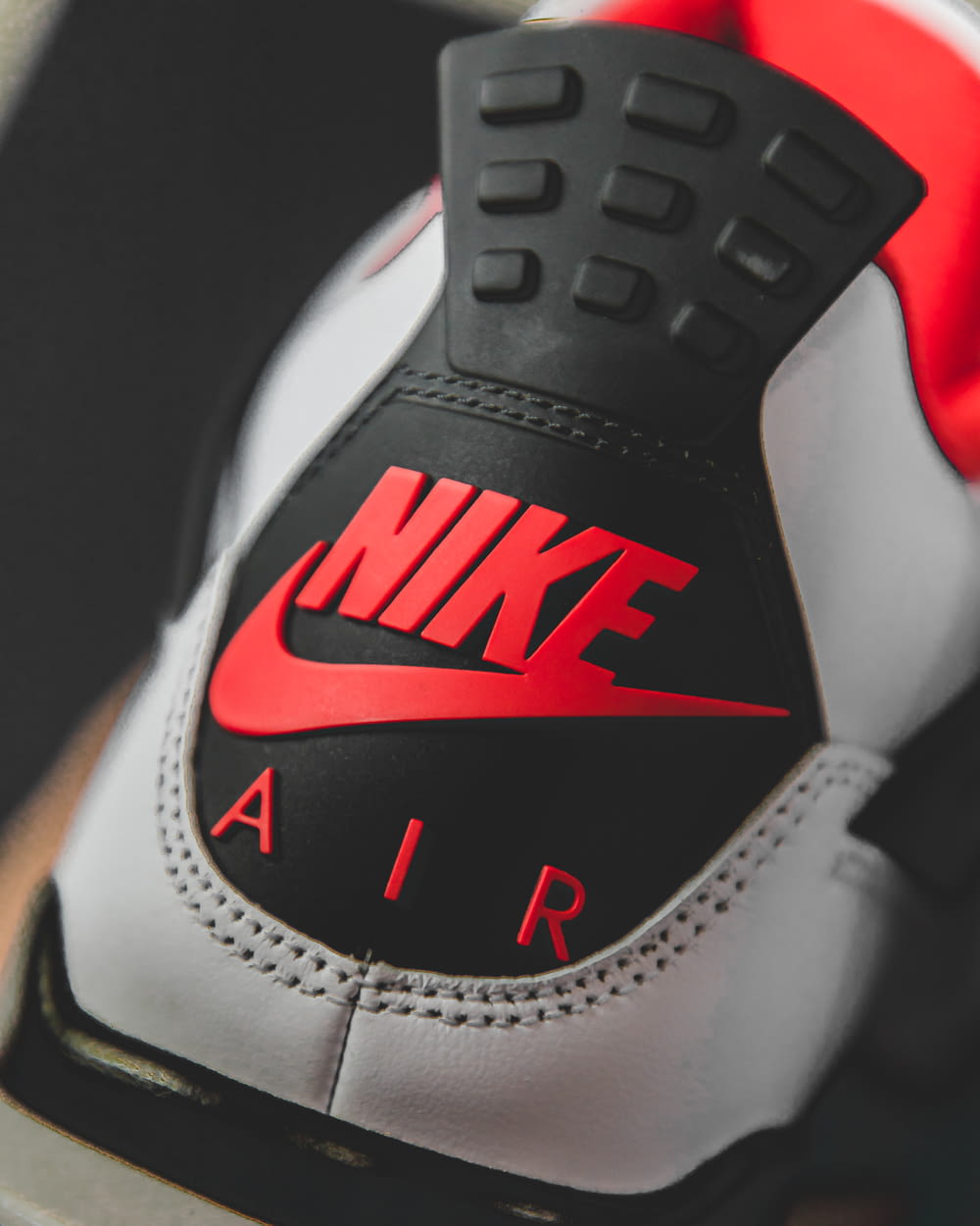 weißer schwarz-roter Nike-Schuh