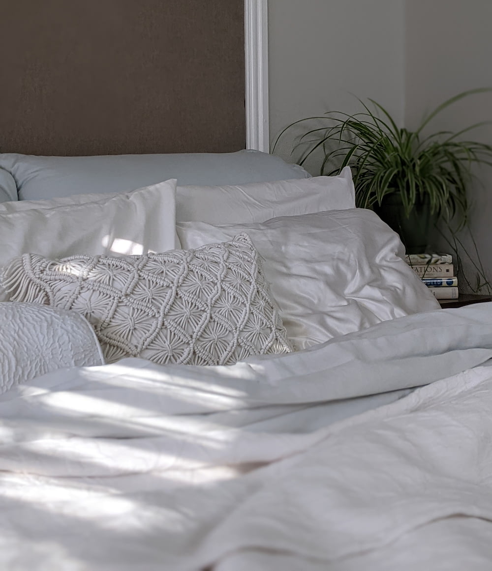흰색과 회색 침대 린넨