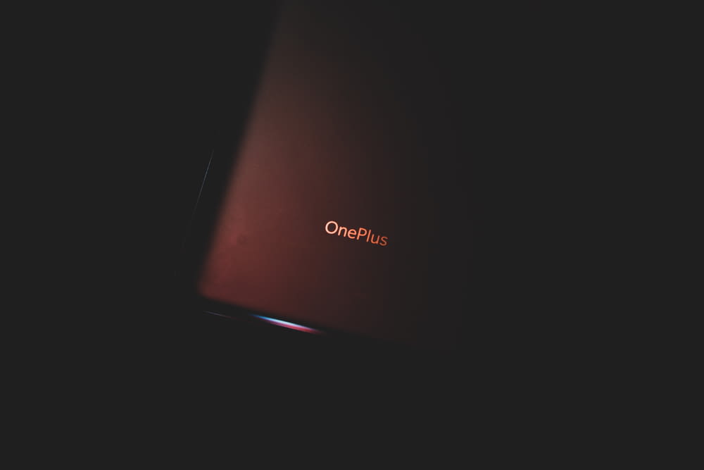 Ordinateur portable Lenovo rouge sur surface blanche