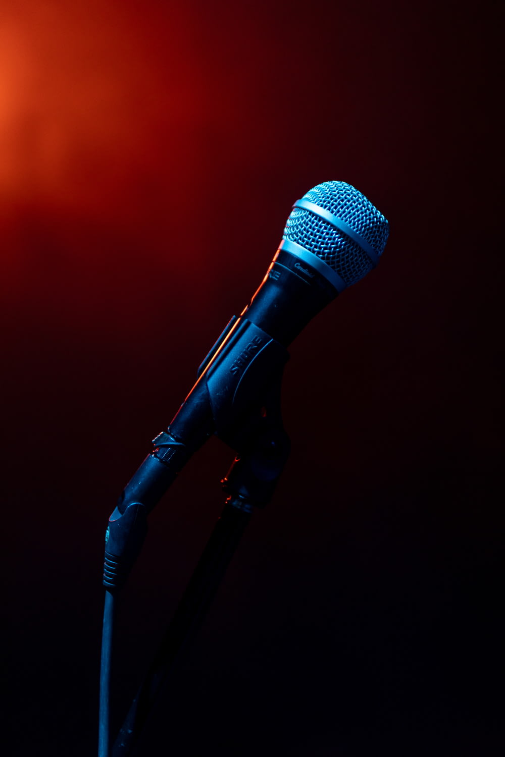 microfone preto no suporte de microfone preto