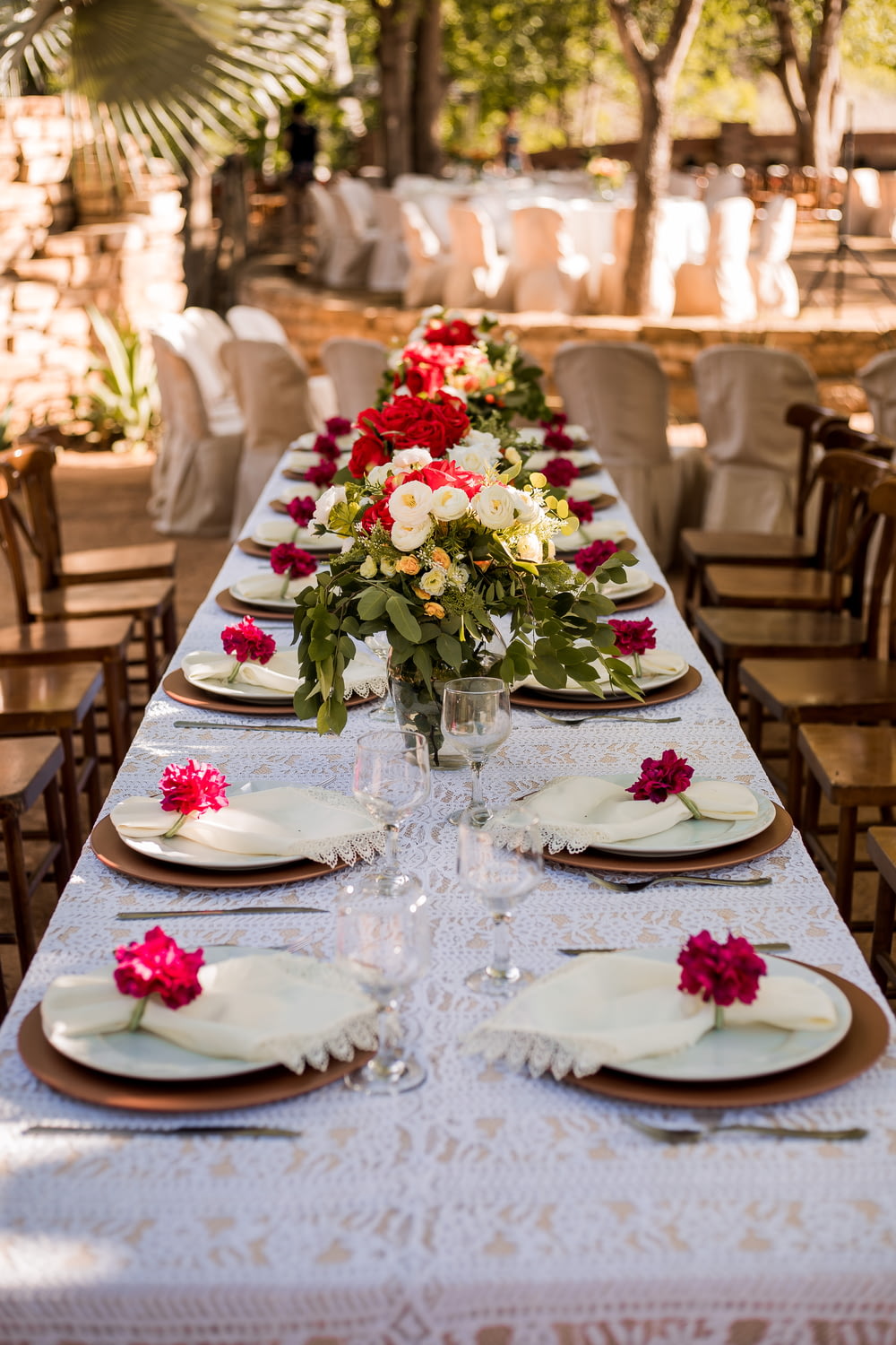 テーブルの上の白い陶器の皿に赤と白のバラ
