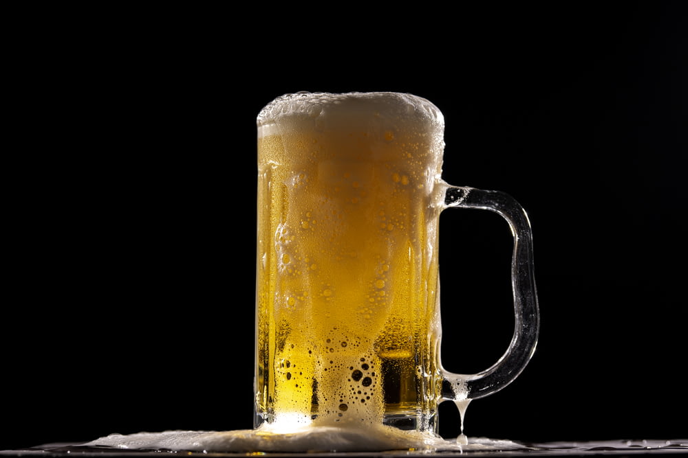 Klarglas-Bierkrug mit Bier