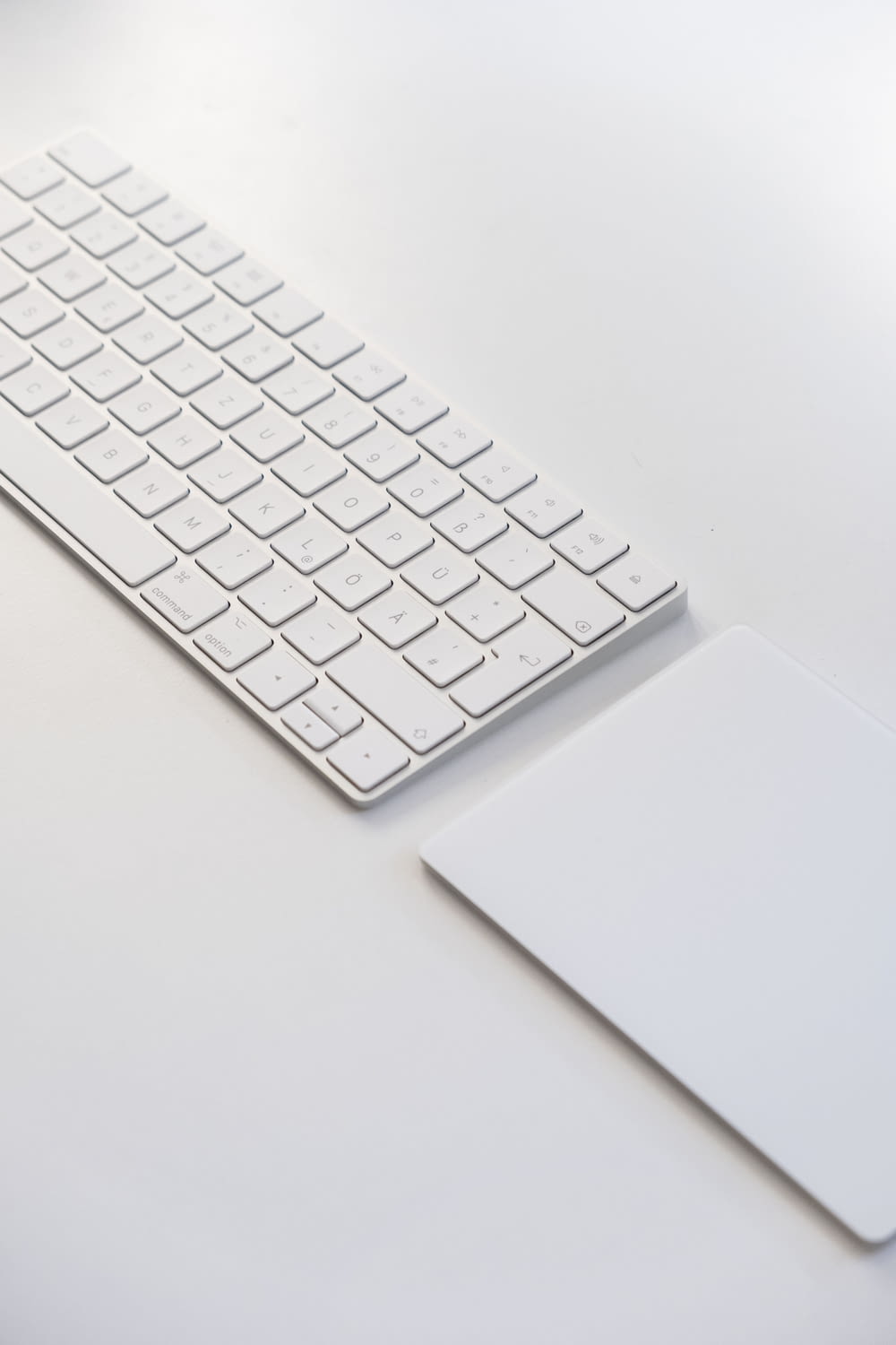 clavier Apple blanc sur table blanche