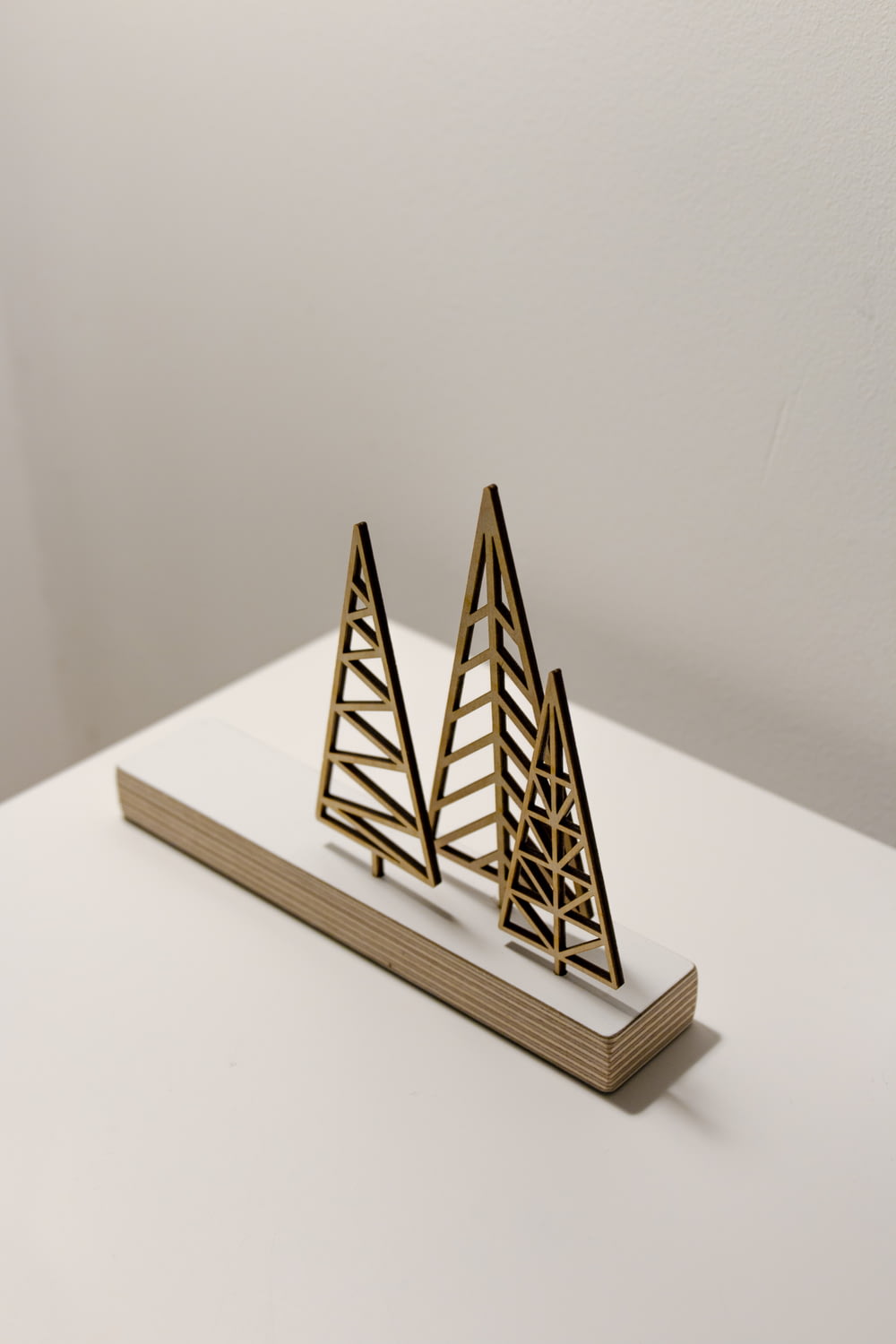 흰색 테이블에 갈색 나무 피라미드