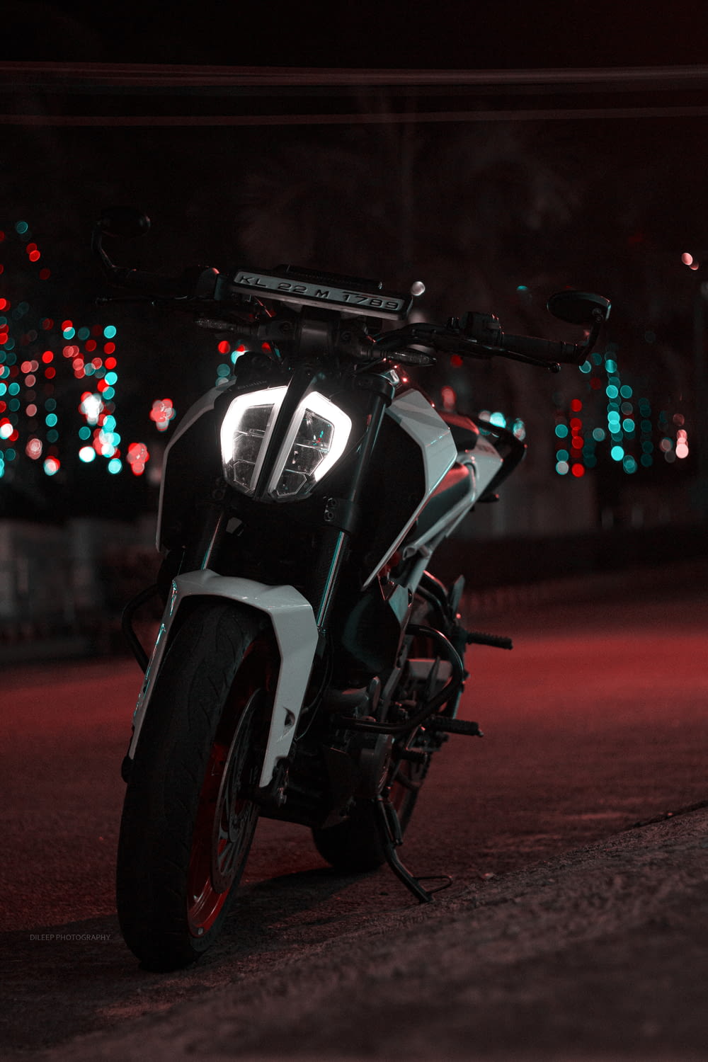 moto noire et blanche sur la route pendant la nuit