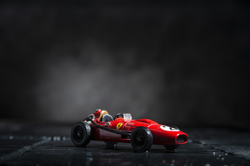 Ferrari F 1 rossa su superficie nera