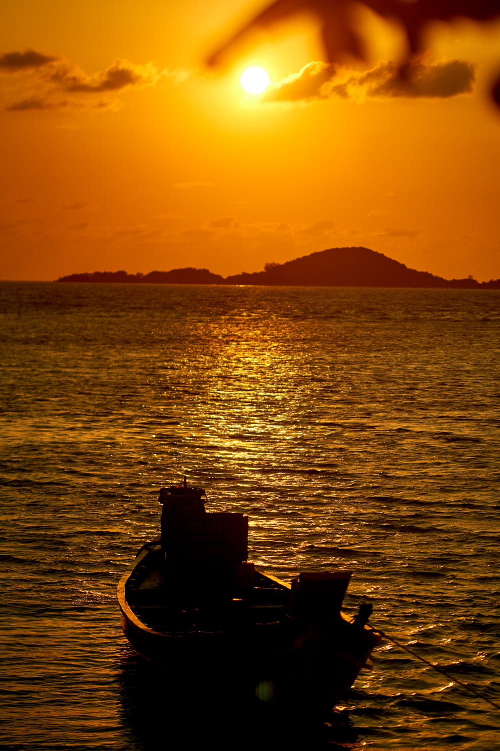 silhouette di due persone che cavalcano in barca durante il tramonto