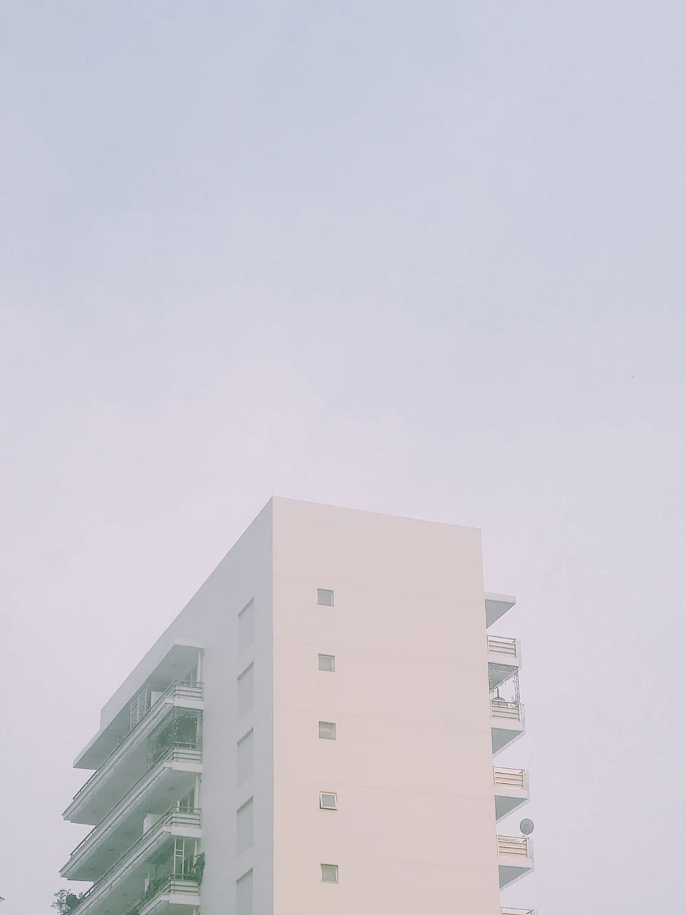 Un alto edificio bianco con balconi sopra di esso