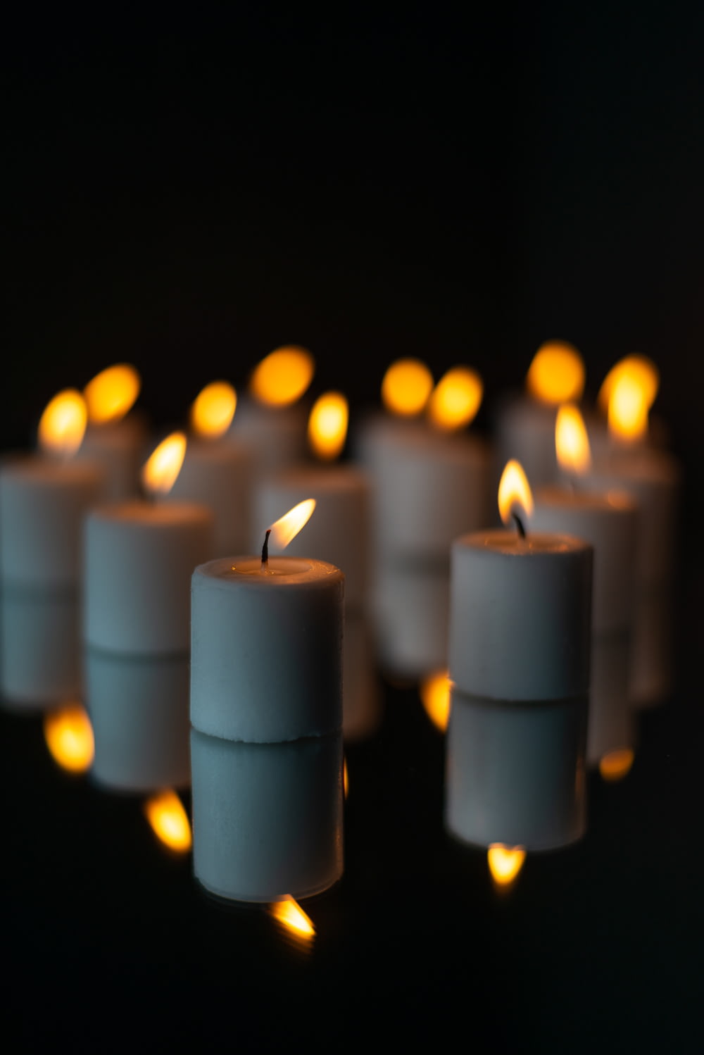 candele a colonna bianche con fuoco