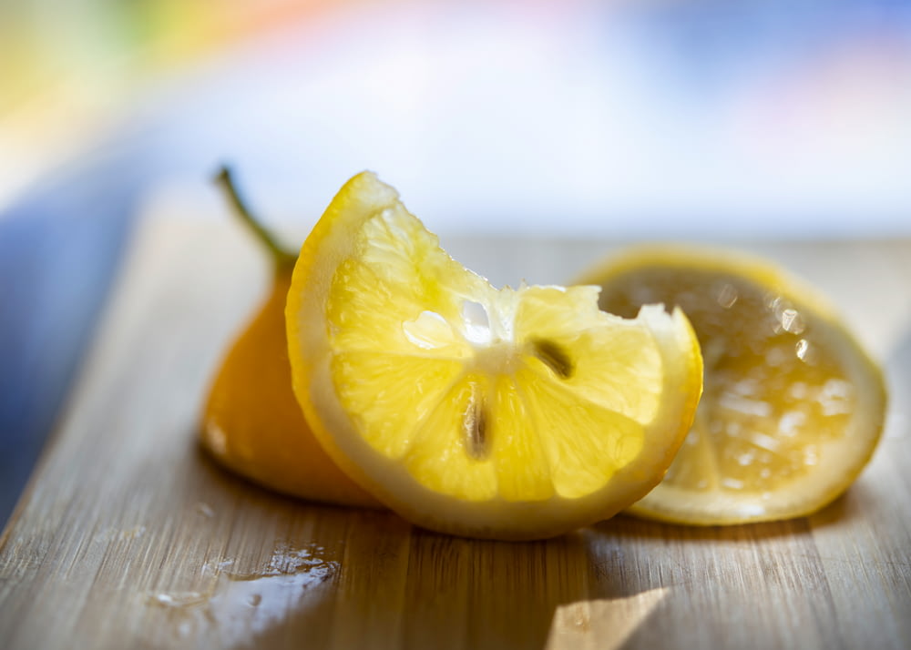 limão fatiado na tábua de cortar madeira marrom