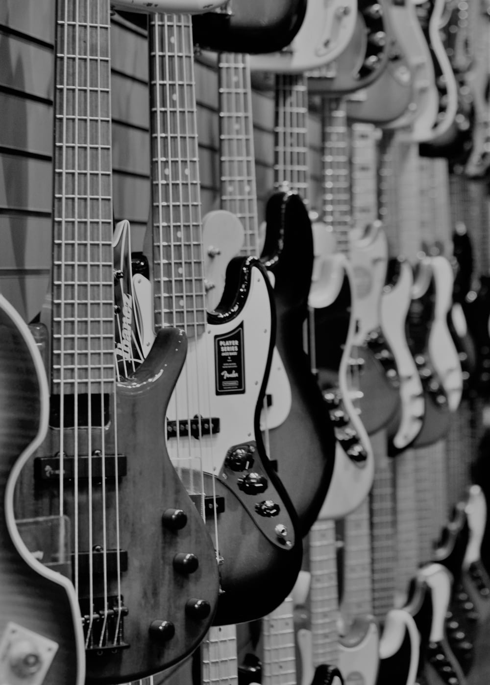 foto in scala di grigi di chitarre elettriche