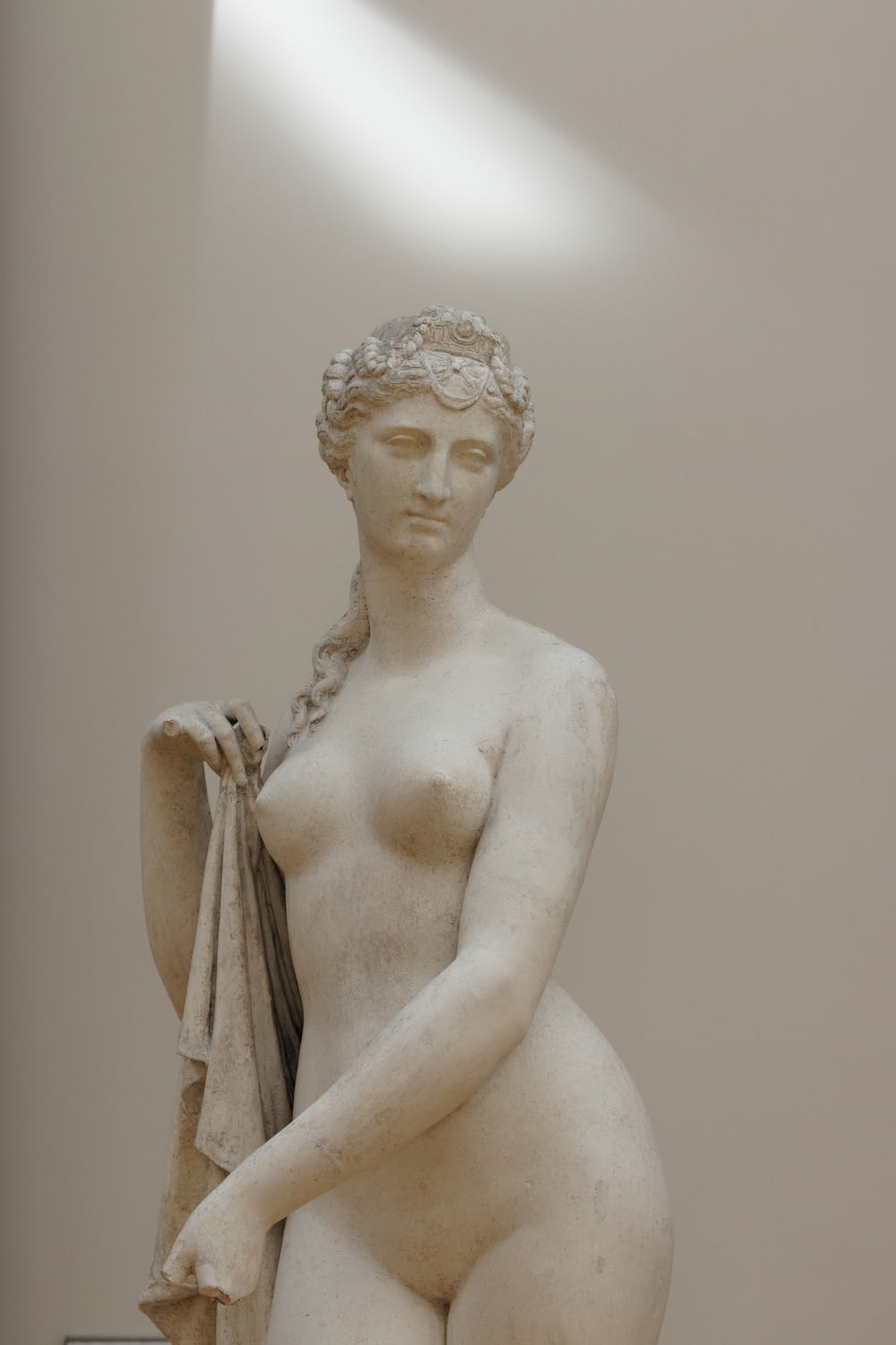Statue en céramique blanche d’une femme