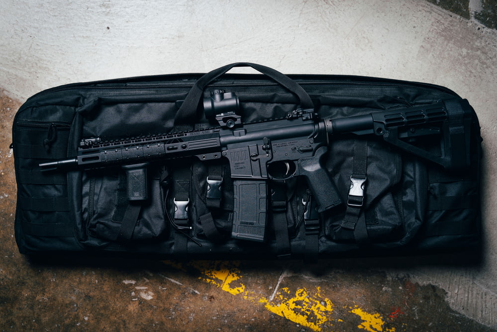 Fusil noir dans un sac noir