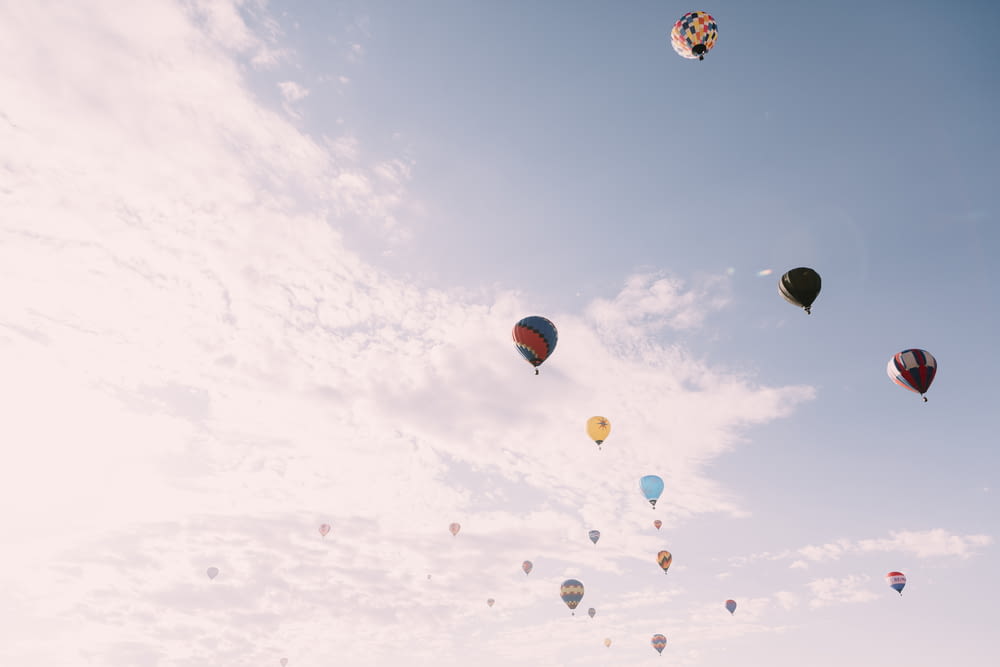 balões de ar quente no céu durante o dia