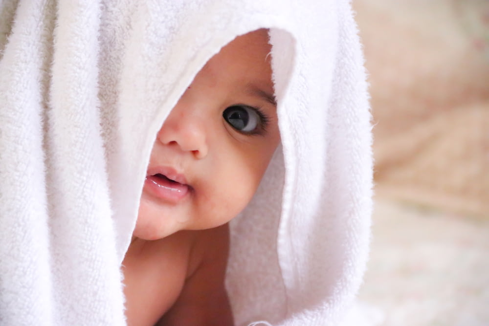 Baby Doll recouverte d’une serviette blanche