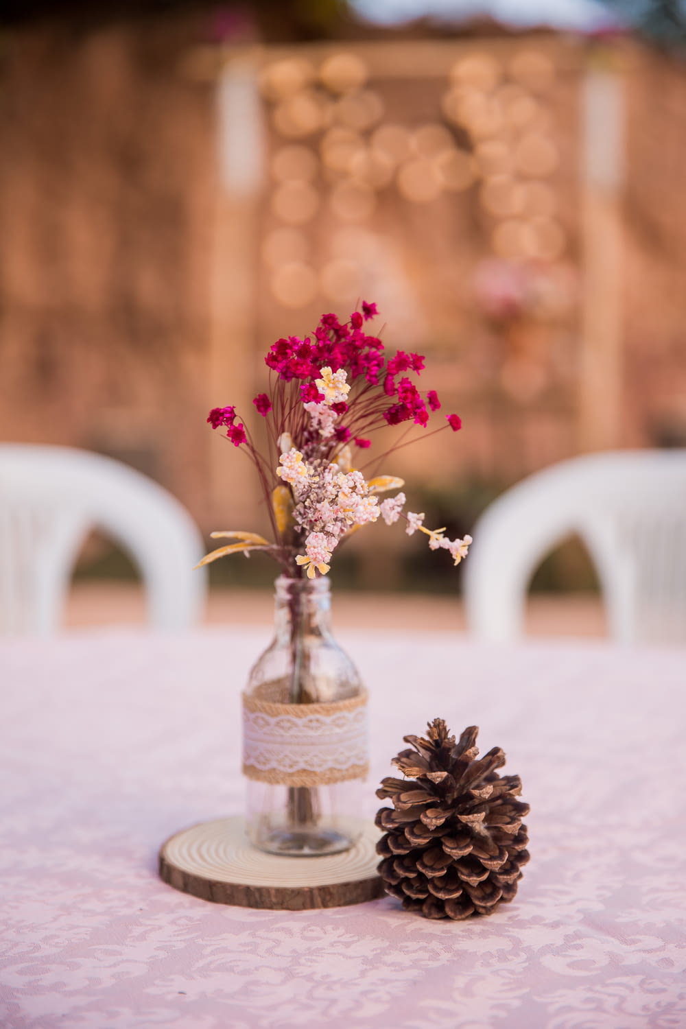 白いテーブルの上の透明なガラスの花瓶にピンクと白の花