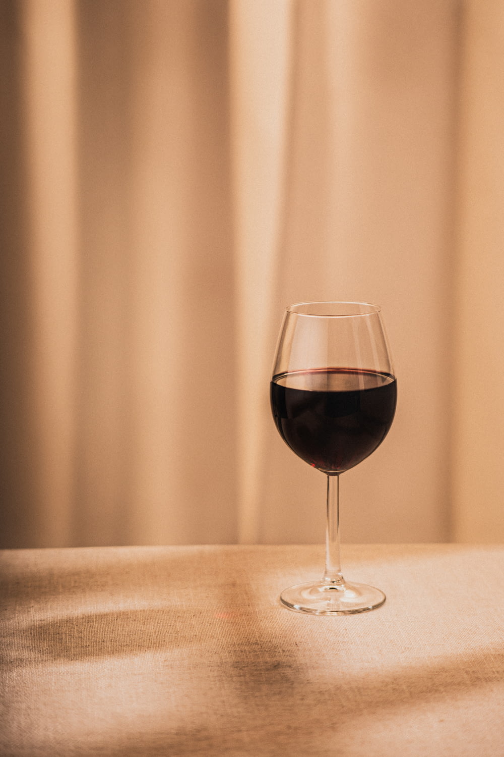 taça de vinho transparente com vinho tinto