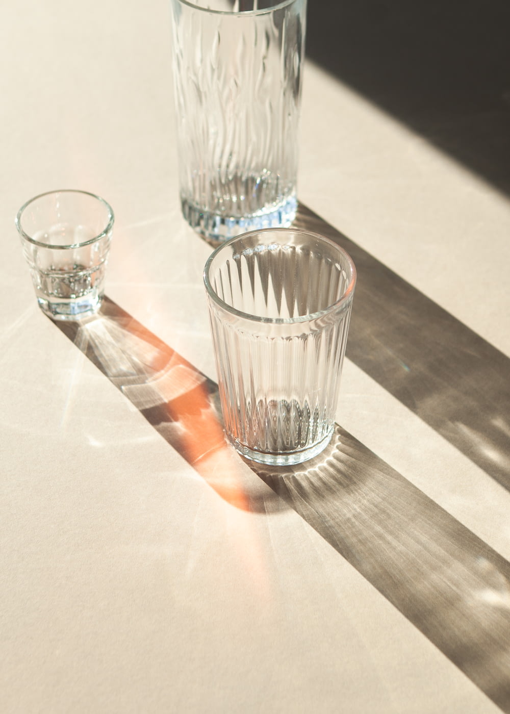 Bicchiere trasparente sul tavolo