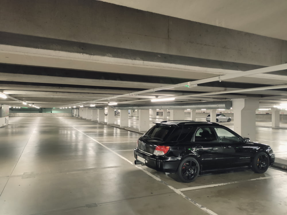 Schwarzer SUV auf einem Parkplatz