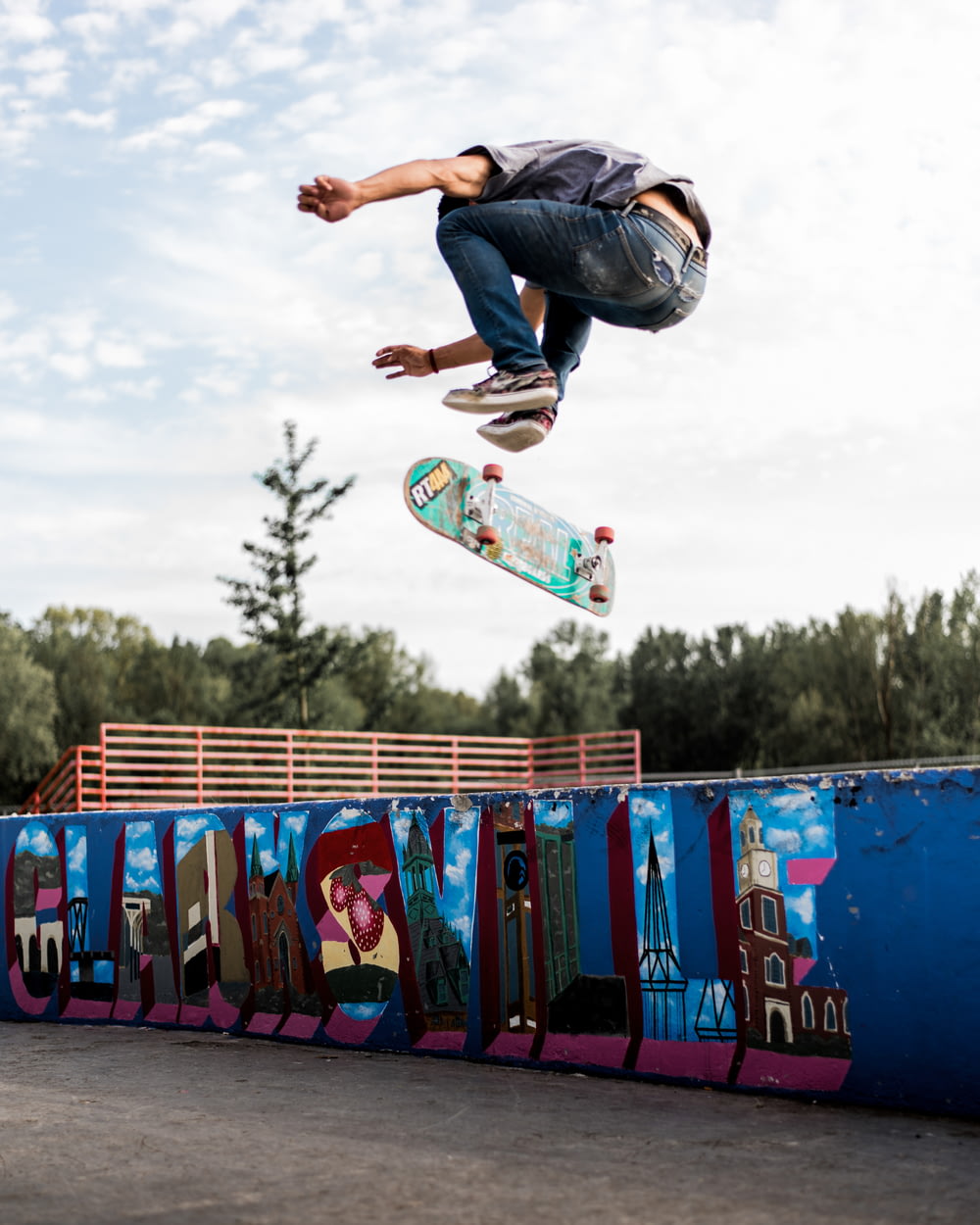 Mann in blauer Jeans und schwarzem Hemd bei Skateboard-Stunts