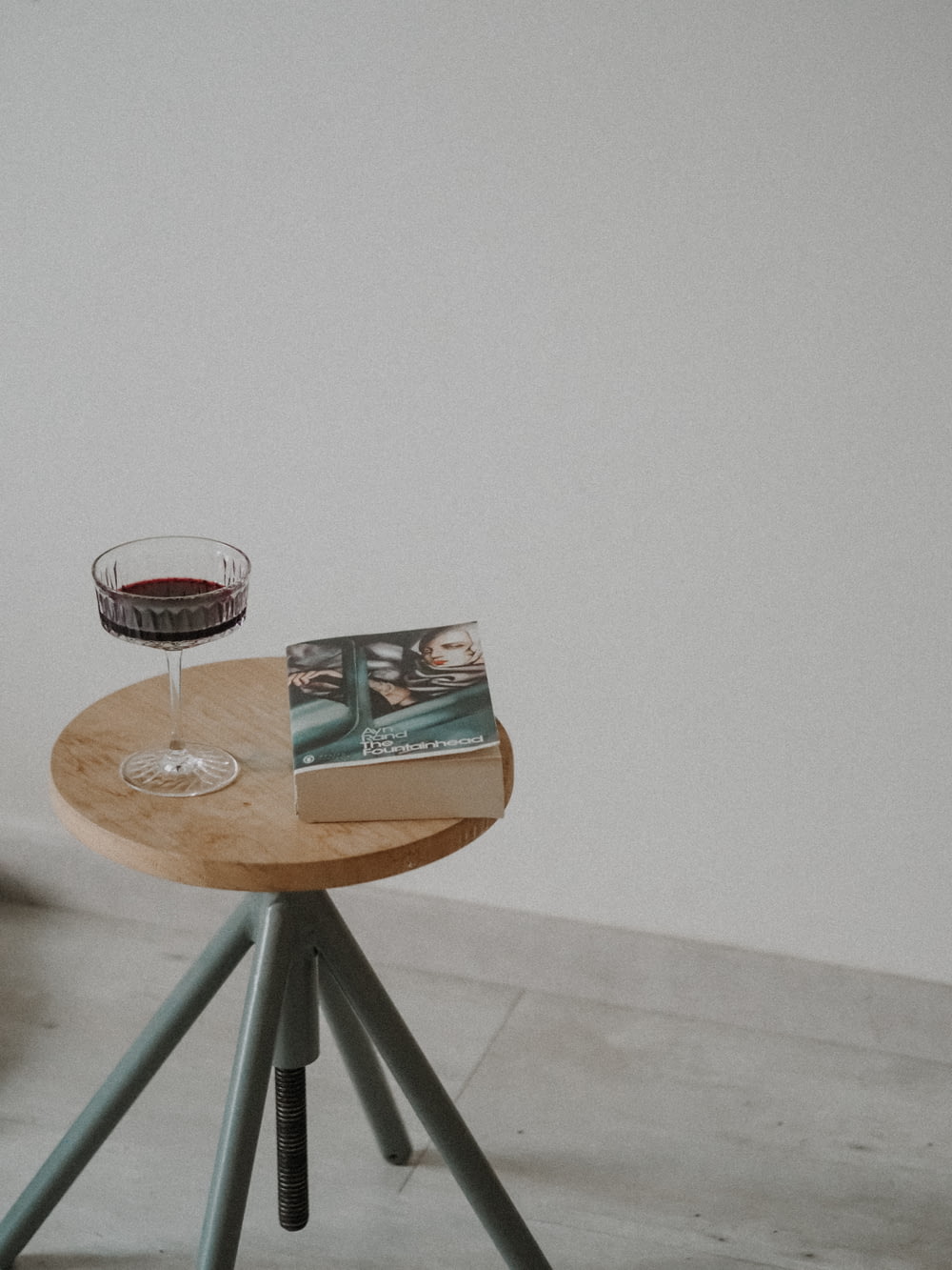 2 taças de vinho na mesa de madeira marrom