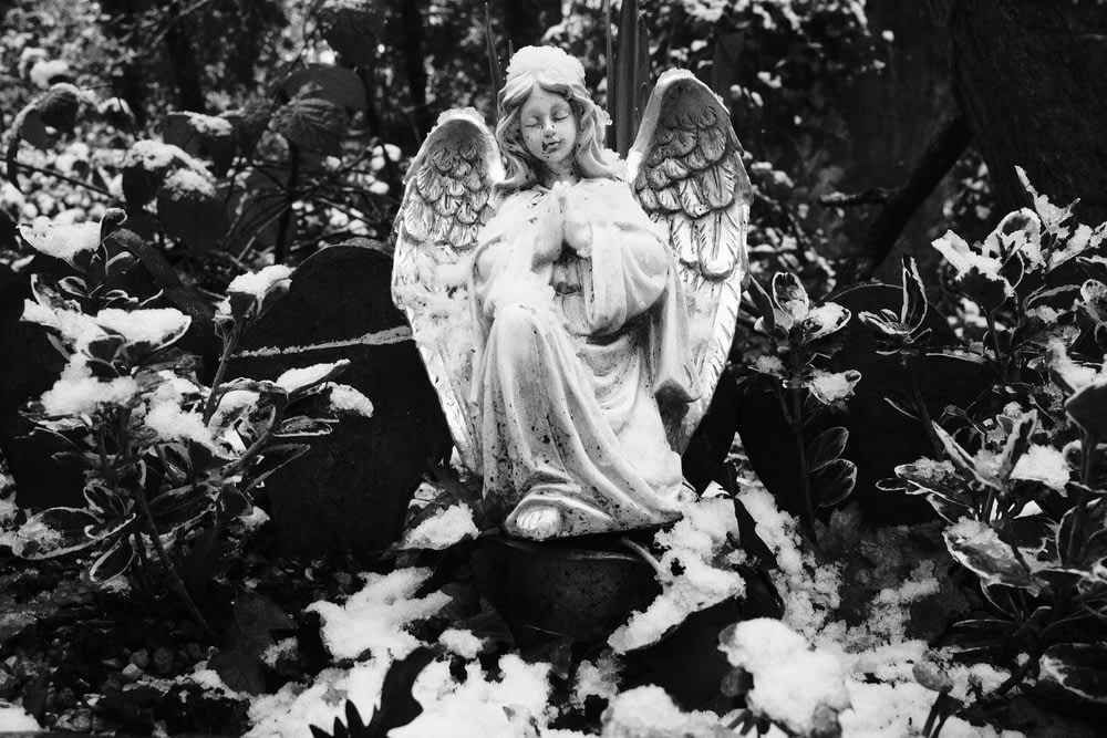 Foto en escala de grises de la estatua del ángel