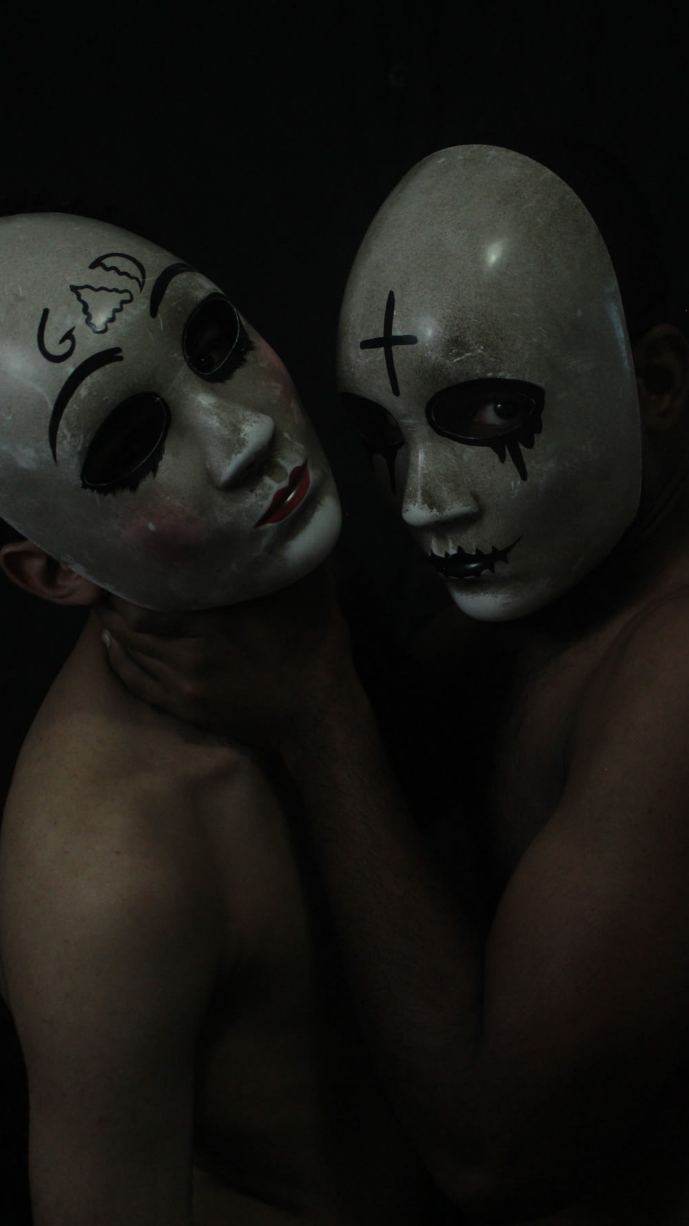 2 personas con máscara blanca y negra
